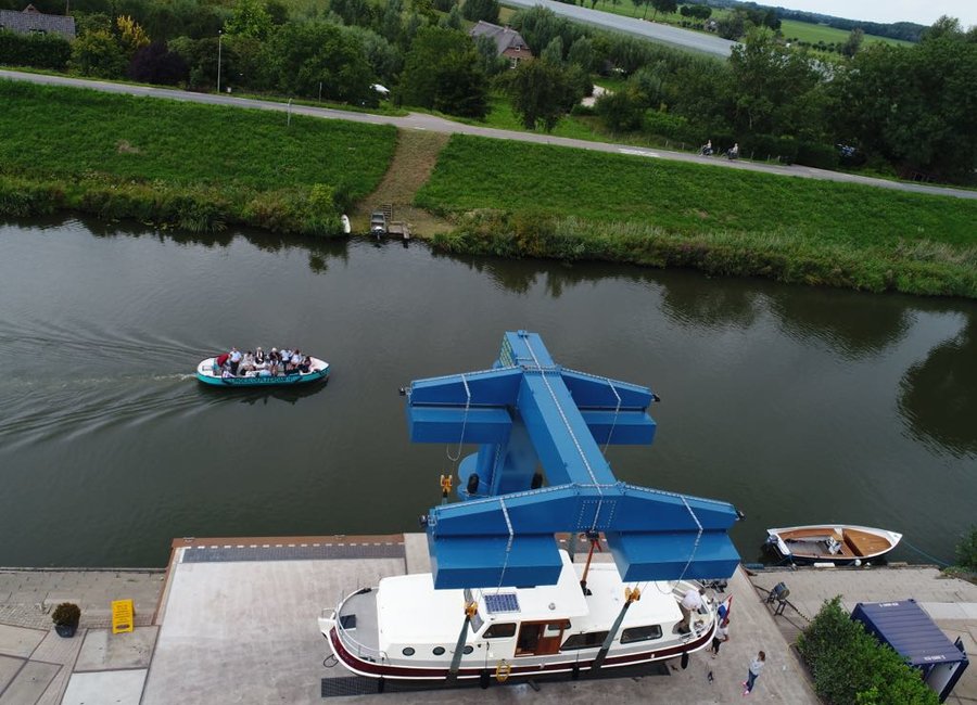 drone-foto-huren-sloep-rivier-de-linge.jpeg